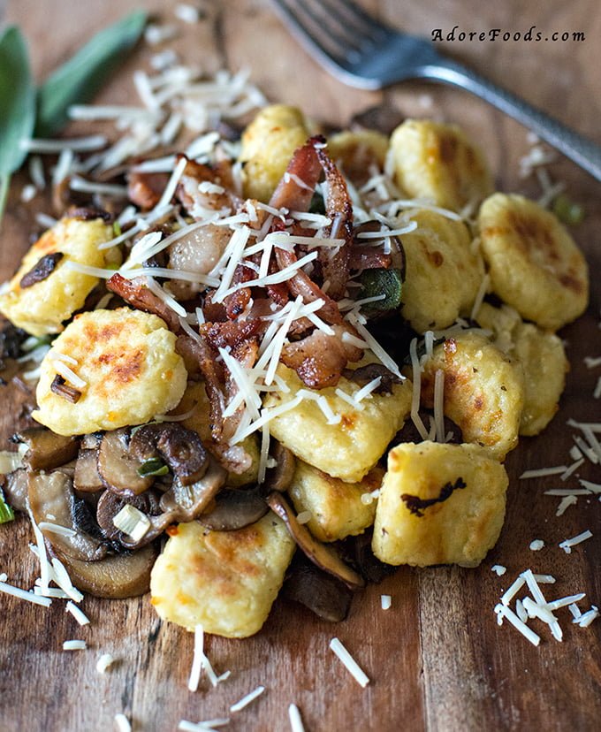 Have you ever tried to make gnocchi from scratch? It is so easy! I will share with you my easy toasted gnocchi recipe with sautéed mushrooms and topped with crispy bacon.