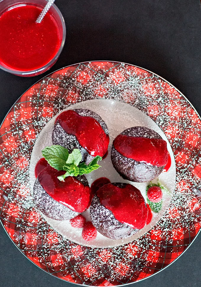 Warm chocolate cakes with raspberry coulis