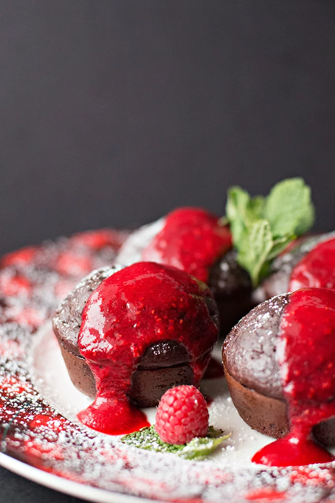 Warm chocolate cakes with raspberry coulis 
