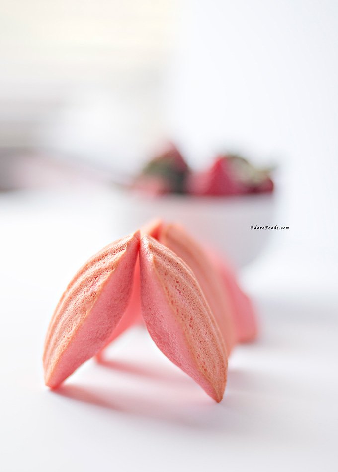 Strawberry Madeleines. Cute, pink, fluffy with soft, sticky bumps and lightly crisp edges #strawberry #madeleines