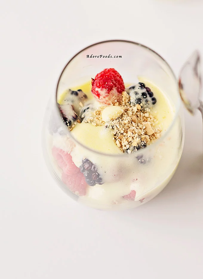 I love this Prosecco wine sabayon recipe with fresh berry fruits! Sabayon (Zabaglione in Italian) is the French version of the custardy sauce made with egg yolks beaten with sugar and wine. Combined with fresh berries makes the perfect easy summer sweet dessert recipe, ready in just 15 minutes. 