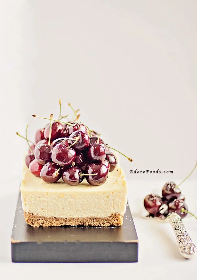 really easy no bake cherry cheesecake with graham cracker crust, mascarpone filling and fresh cherries as topping