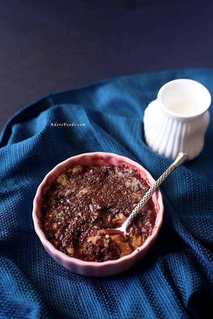 Dark chocolate and rhubarb crumble recipe, perfect for brunch or dessert #rhubarbcrumble
