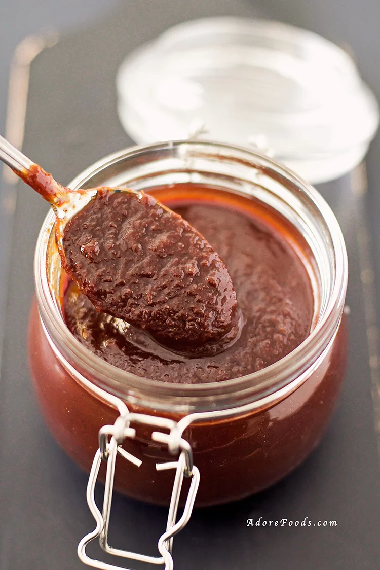This easy homemade Bourbon Barbecue Sauce tastes amazing! Smoky, a bit sweet and tangy in the same time, goes perfectly with your steaks, ribs, pulled pork, chicken wings or your burger!