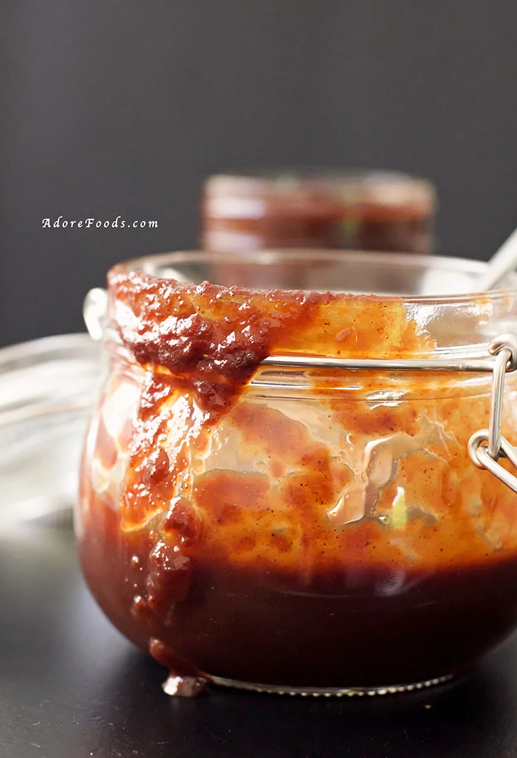 This easy homemade Bourbon Barbecue Sauce tastes amazing! Smoky, a bit sweet and tangy in the same time, goes perfectly with your steaks, ribs, pulled pork, chicken wings or your burger!