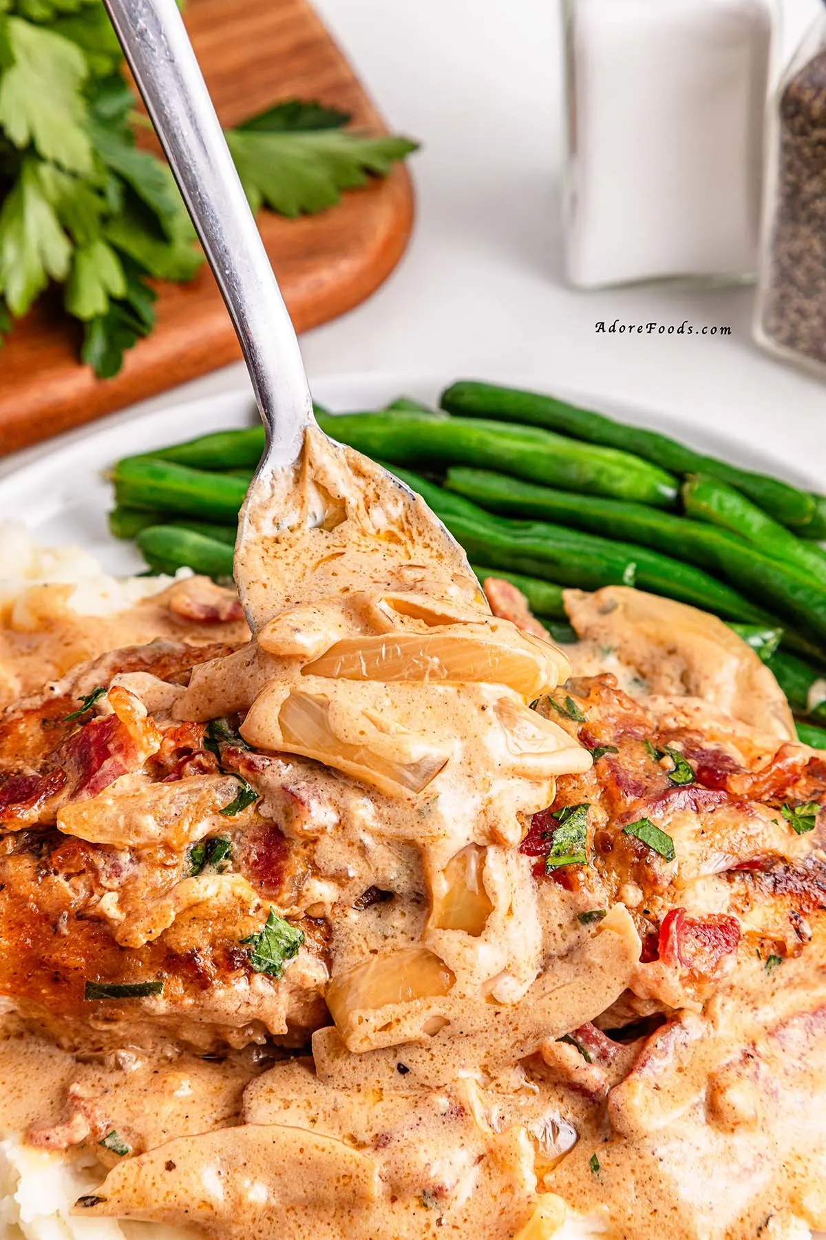 This easy smothered chicken recipe is pure comfort on a plate. Made with simple ingredients and cooked in one pan, it’s a family-friendly dinner that everyone will love. The savory chicken and creamy gravy pair perfectly with mashed potatoes, rice, or fresh biscuits. 