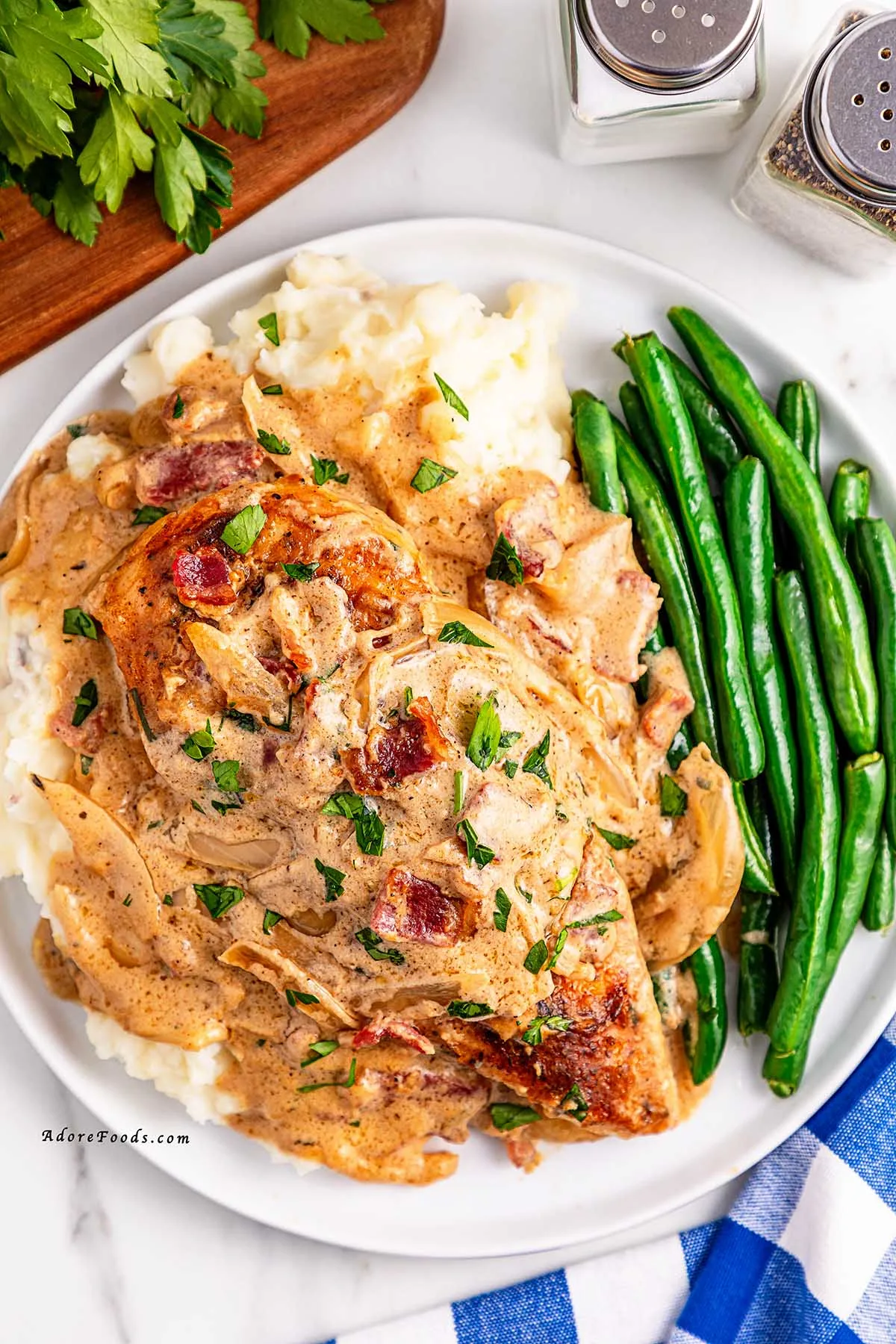 This easy smothered chicken recipe is pure comfort on a plate. Made with simple ingredients and cooked in one pan, it’s a family-friendly dinner that everyone will love. The savory chicken and creamy gravy pair perfectly with mashed potatoes, rice, or fresh biscuits. 