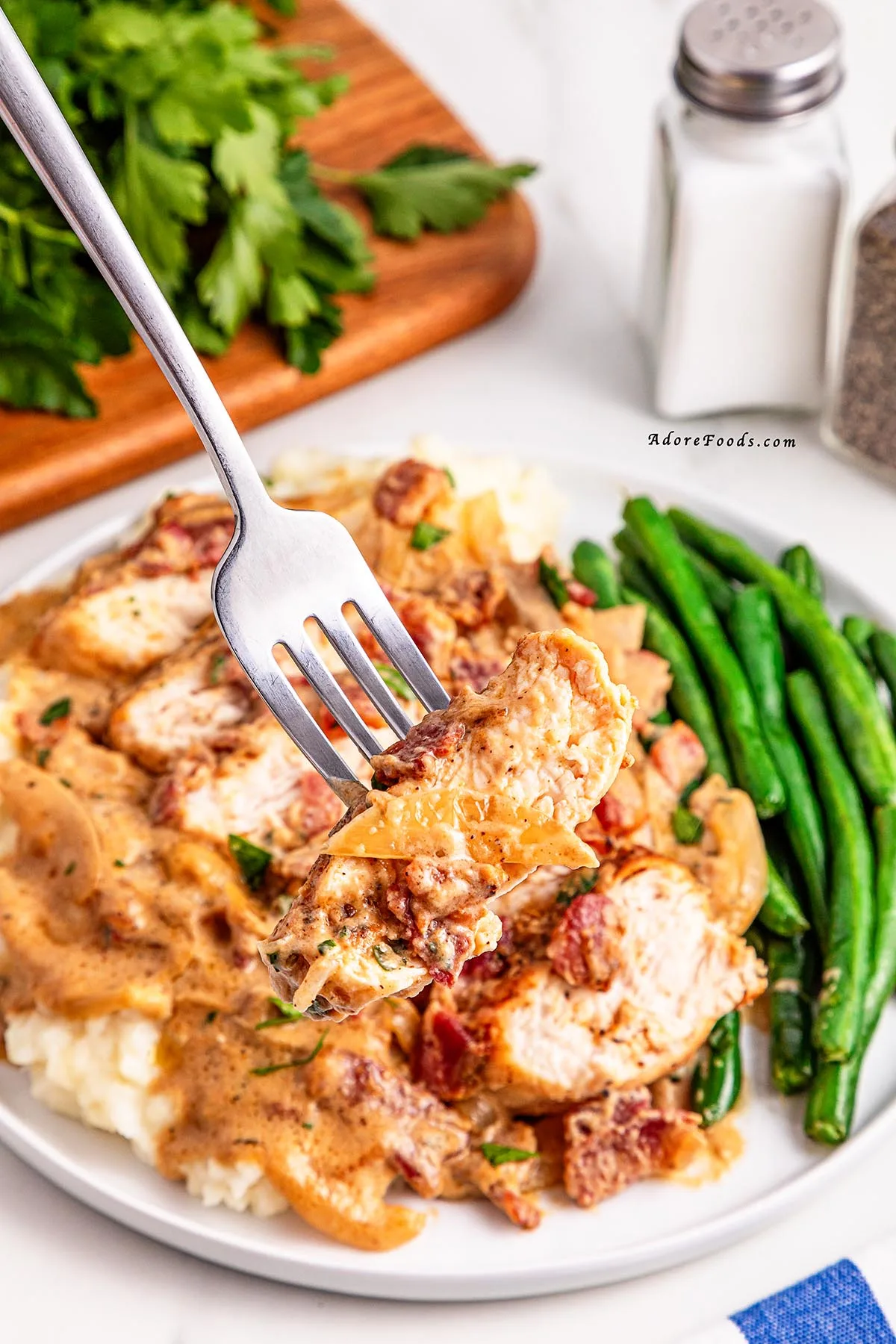 This easy smothered chicken recipe is pure comfort on a plate. Made with simple ingredients and cooked in one pan, it’s a family-friendly dinner that everyone will love. The savory chicken and creamy gravy pair perfectly with mashed potatoes, rice, or fresh biscuits. 